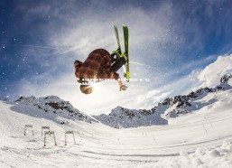 米兰体育中国-拜仁虎视眈眈，欲卫冕夺冠再添一座，拜仁攻势足球